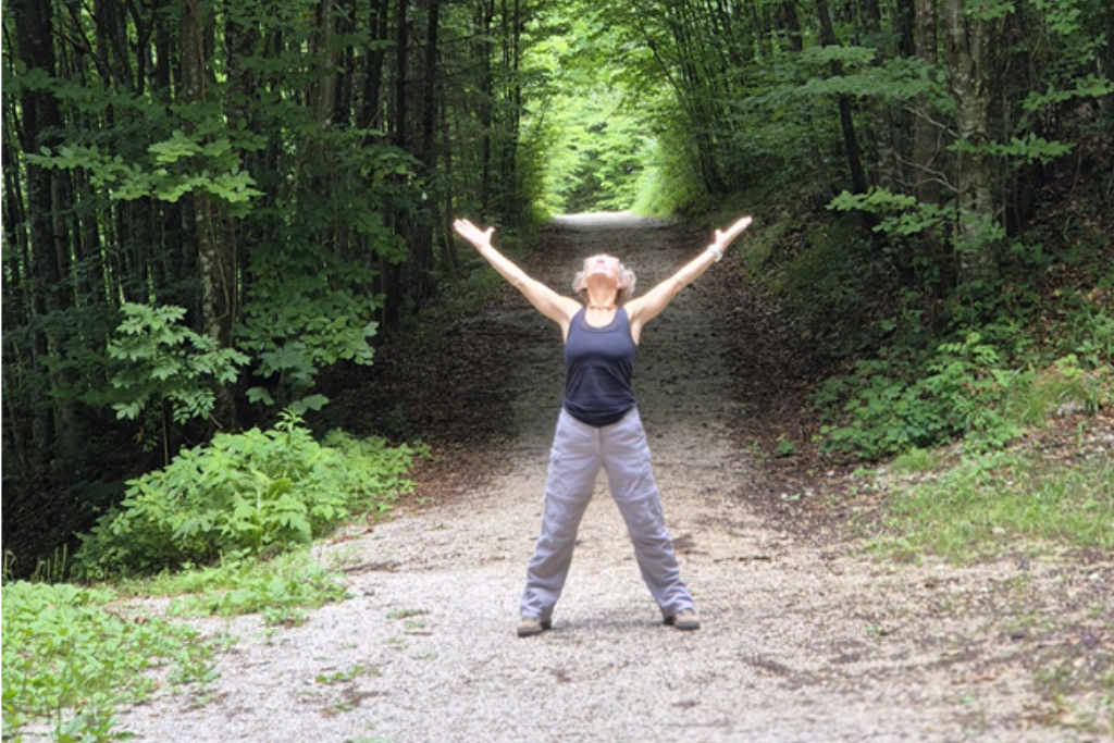 Synergie - Eine Sylvia Schlecht steht im Wald und lässt die Energie auf sich wirken.